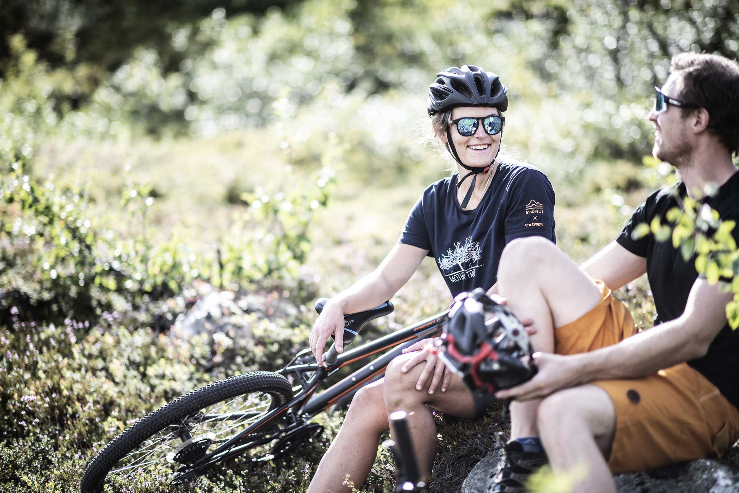 Två glada MTB-cyklister