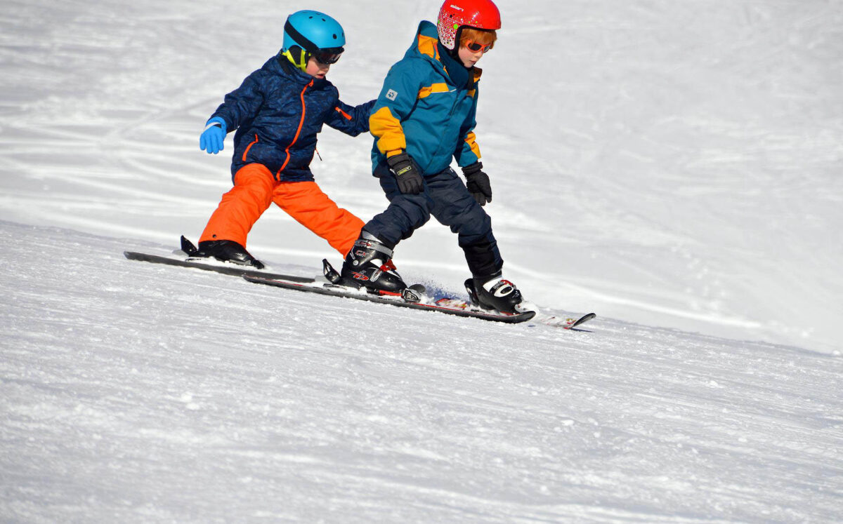 Barn som åker slalom