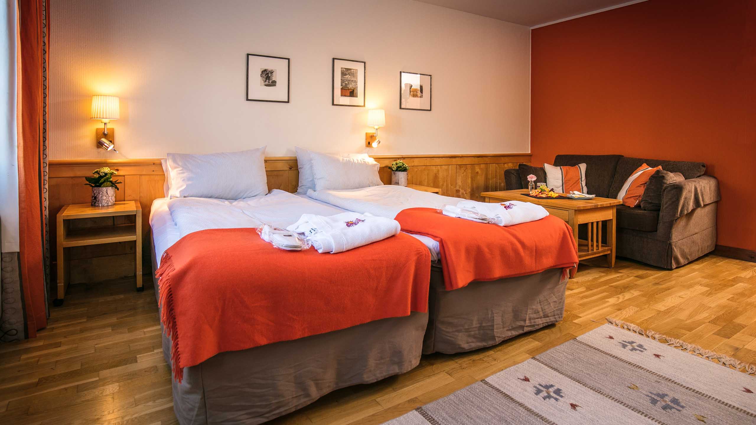 Dubbelrum med två enkelbäddar och soffa på Storhogna Högfjällshotell & Spa