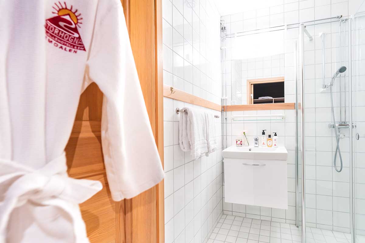 Dusch och toalett i ett familjerum på Storhogna Högfjällshotell & Spa