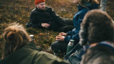Fjällvandrare som tar en paus med en kopp kaffe ute i det fria
