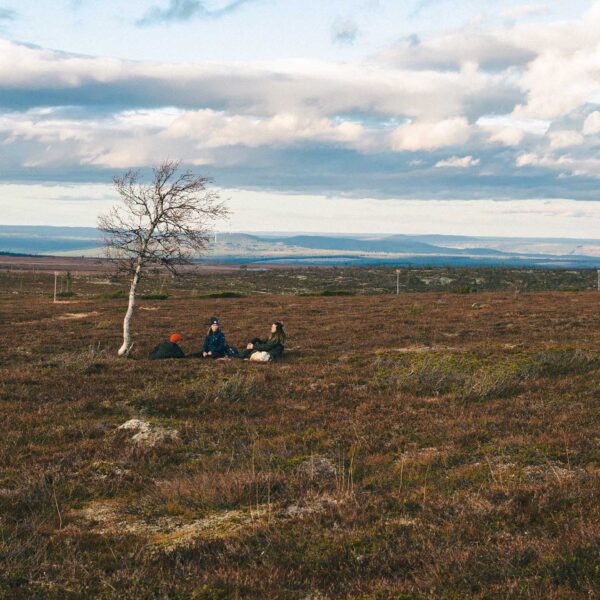 Fjällvandrare tar en paus på höstligt kalfjäll