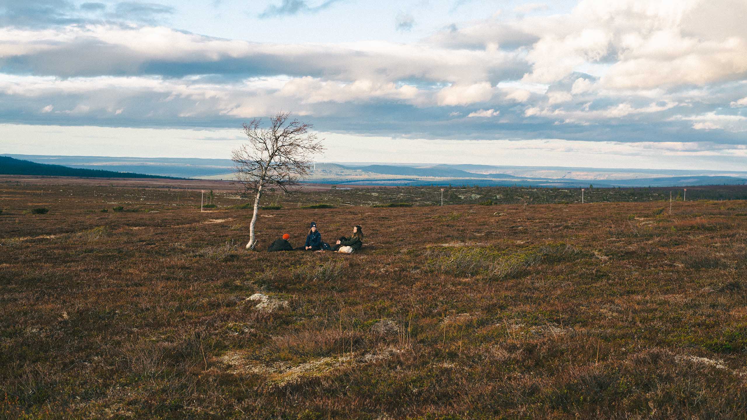 Fjällvandrare tar en paus på höstligt kalfjäll