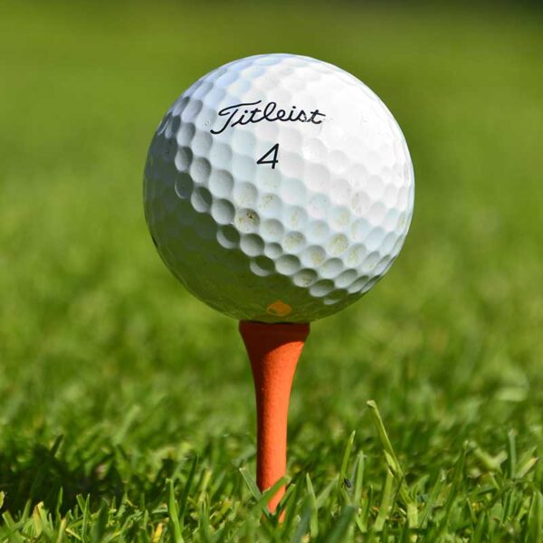 Golfboll på golfpeg