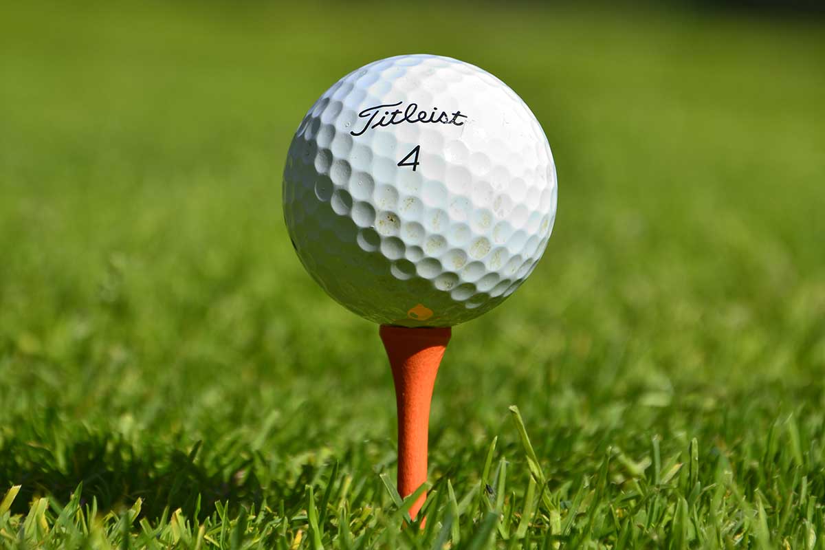 Golfboll på golfpeg