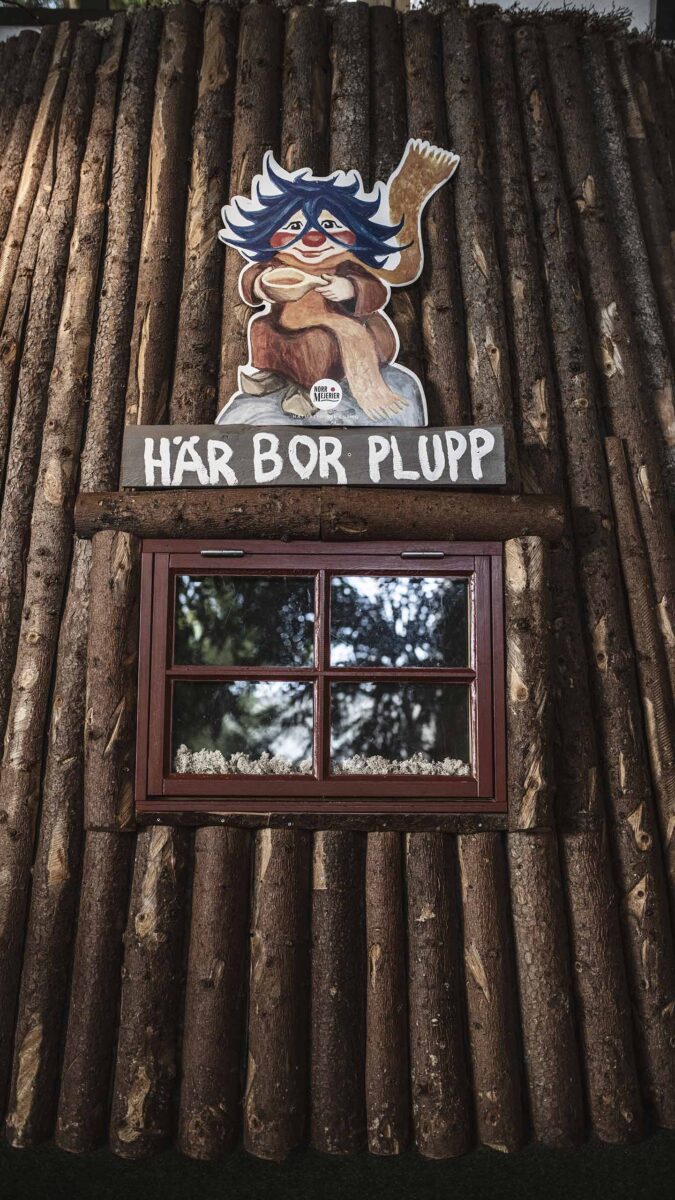 Plupps trädkåta med fönster och skylt med texten "Här bor Plupp"