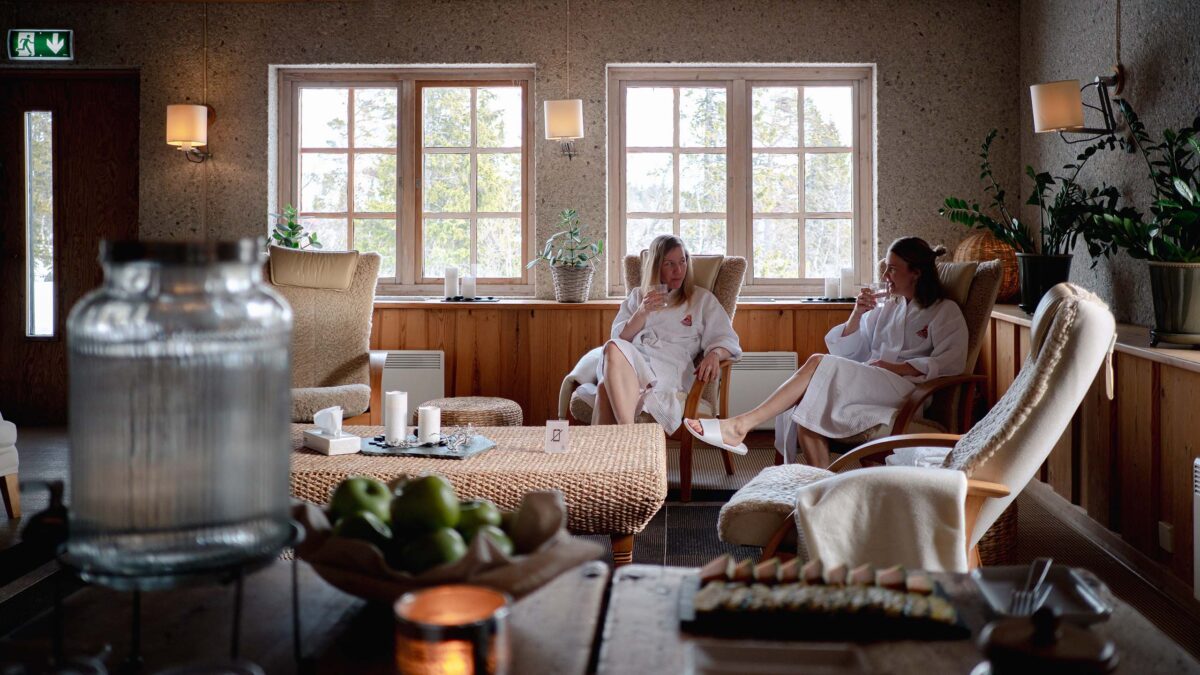 Två kvinnor i morgonrock i relaxen på Storhogna Högfjällshotell & Spa