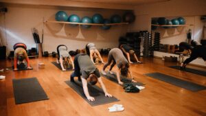 Kvinnor tränar på tjejhelgen på Storhogna Högfjällshotell & Spa