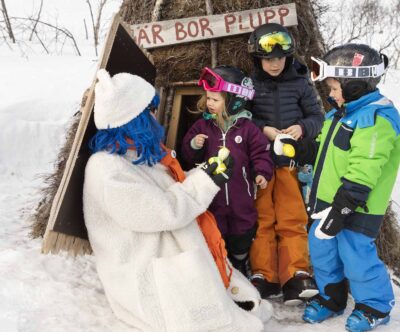 Plupp ger påskägg till barnen