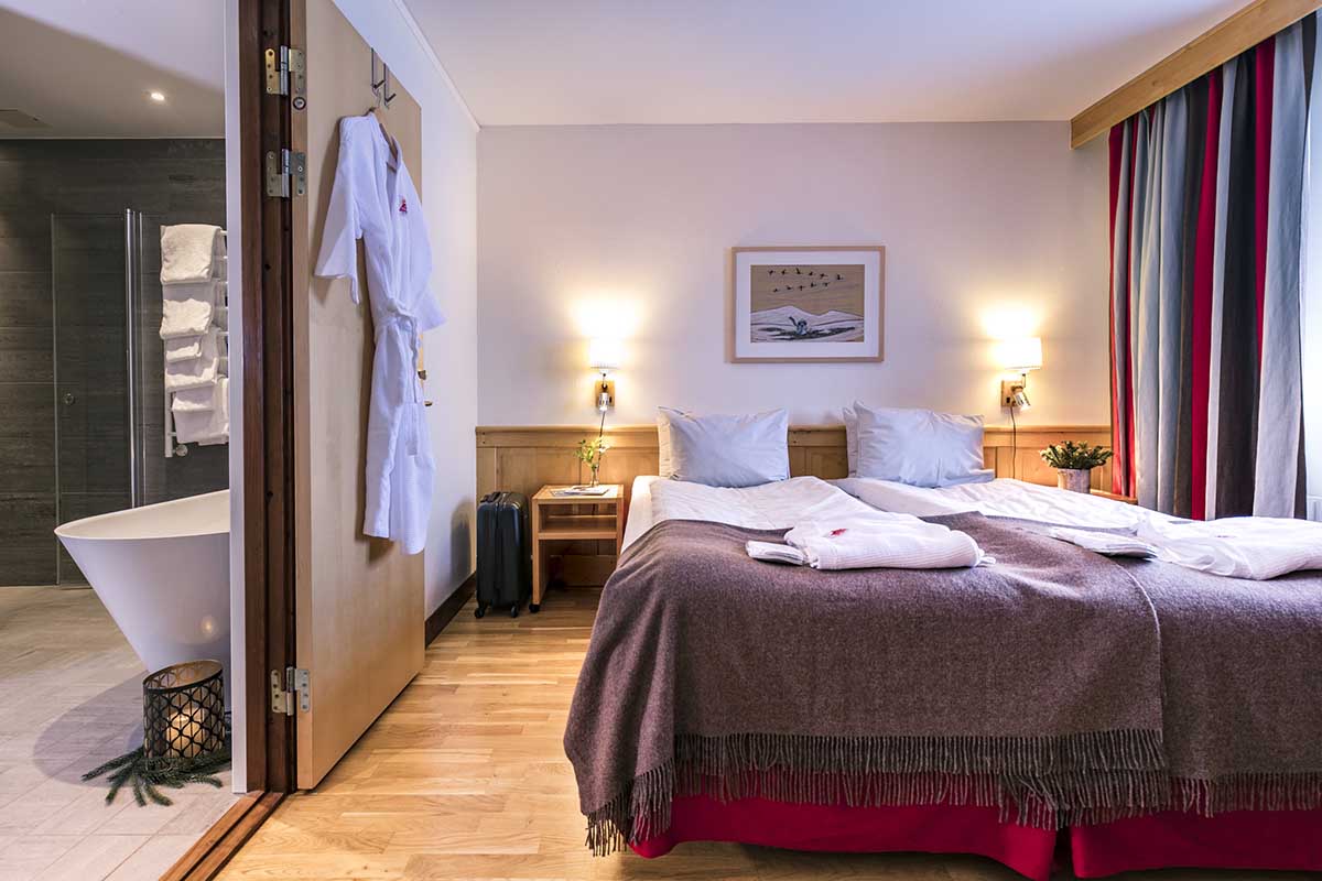 Sovrum med intilliggande badrum i sviten på Storhogna Högfjällshotell & Spa